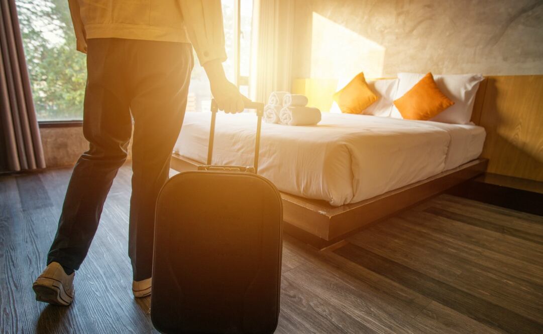 En las habitaciones de hotel se quitarán temporalmente los objetos no esenciales, como folletos o revistas. Foto: iStock