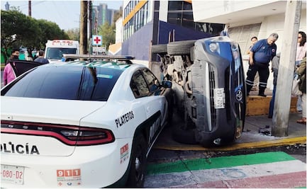 ¿Pierden el control? Patrulla y automovilista chocan en alcaldía Álvaro Obregón; camioneta quedó volcada
