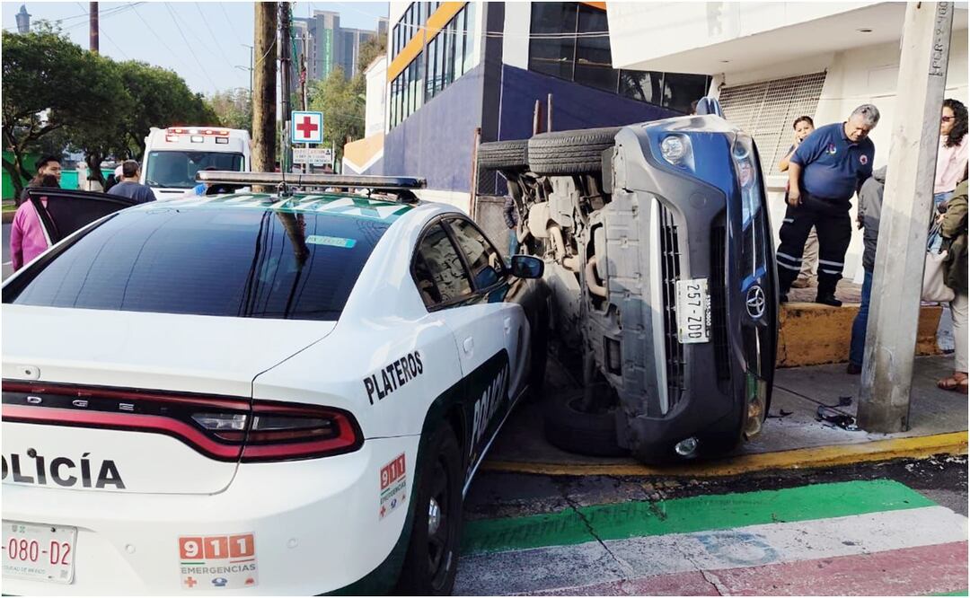 Patrulla de la policía capitalina chocó contra una camioneta. Foto: Especial
