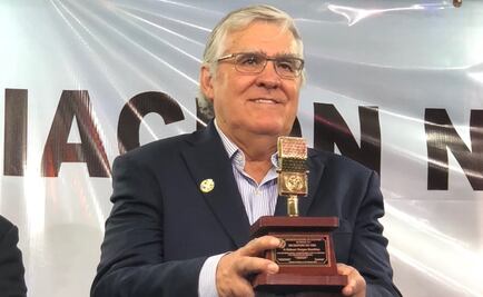 Nelson Vargas recibe el micrófono de Oro
