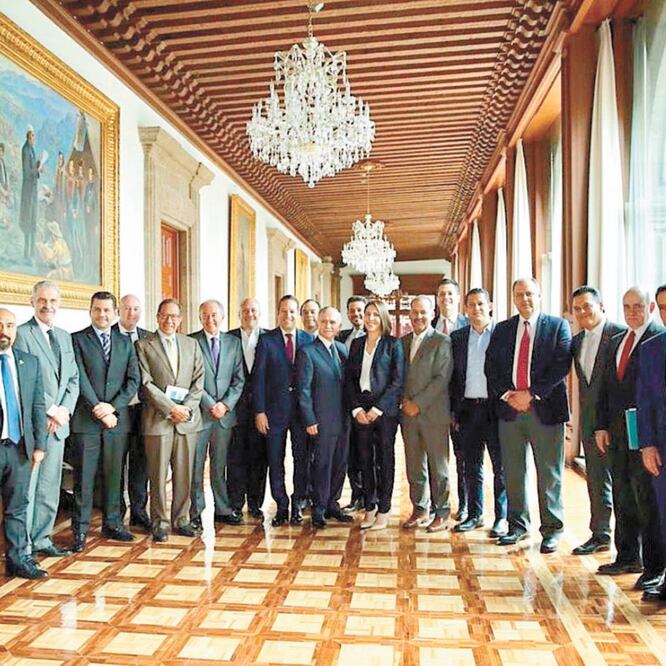 Integrantes de la Conago y empresarios se reunieron en Palacio Nacional con Alfonso Romo, jefe de la Oficina de la Presidencia (centro). TWITTER