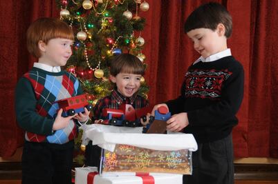 Exceso de regalos puede volver a niños poco tolerantes a la frustración