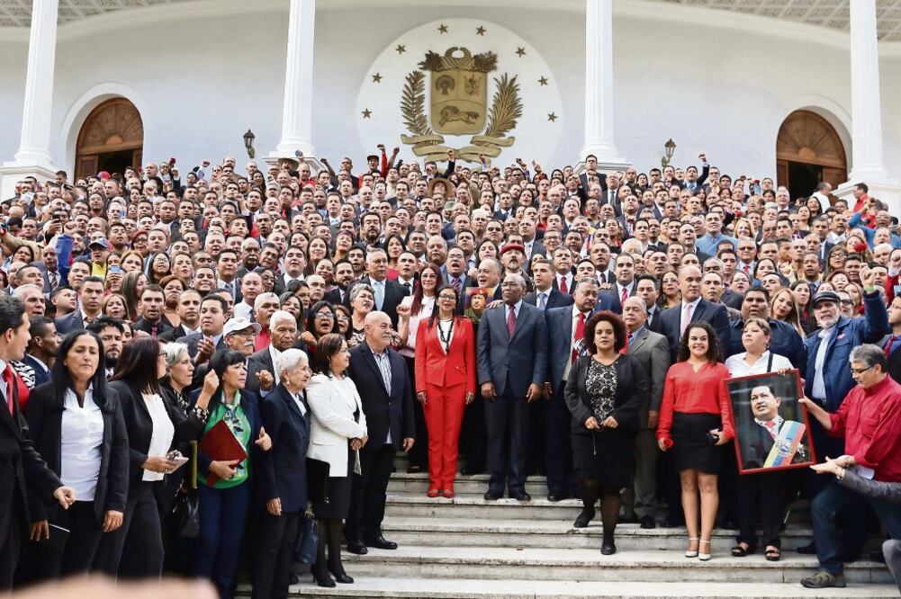 Diputados de la Asamblea Nacional Constituyente (ANC) posan tras la instalación del ente en el Palacio Federal Legislativo, en Caracas. (JUAN CARLOS LA CRUZ. XINHUA)