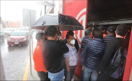 Con todo y lluvia, aficionados del Toluca se forman por boletos en el Nemesio Diez