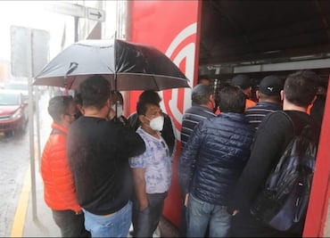 Con todo y lluvia, aficionados del Toluca se forman por boletos en el Nemesio Diez