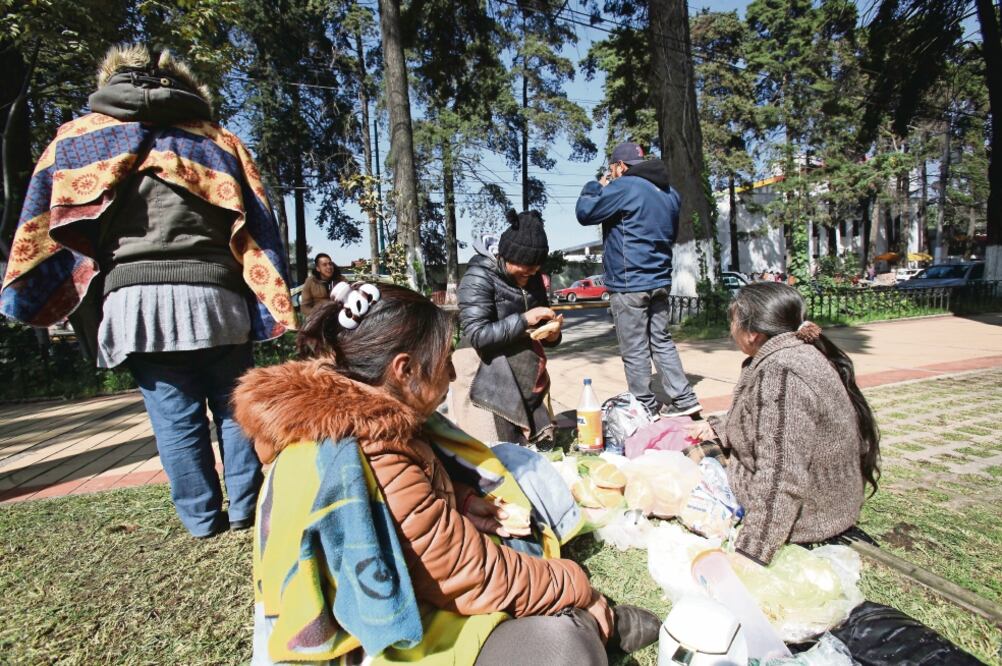 A las afueras del Hospital del Niño, familiares tienen que acampar entre ratas y plagas porque en el albergue cercano no hay espacio. ( JORGE ALVARADO. El Universal)