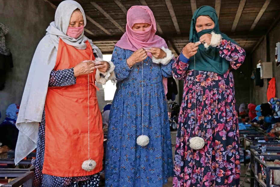 Mujeres afganas hilan lana en una fábrica tradicional en la provincia de Herat, distrito de Jibrail. Foto: Mohsen Karimi | AFP