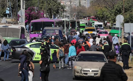 Transportistas bloquean Calzada de la Bombas y Canal Nacional; piden que nos les quiten concesión