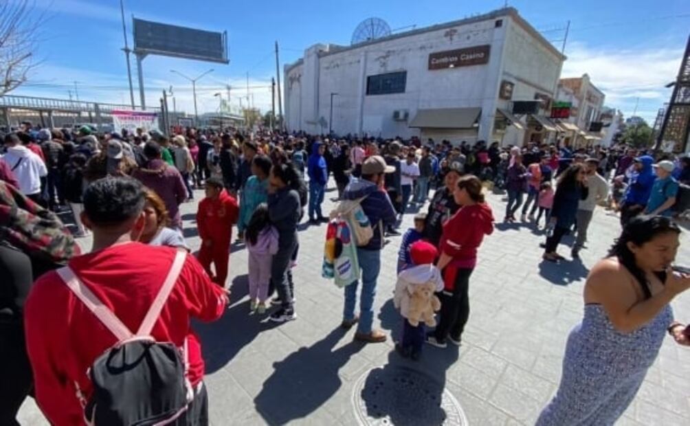 Migrantes venezolanos se manifiestan e intentan cruzar puente internacional en Ciudad Juárez 