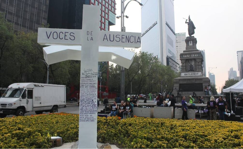 La organización Voces de la ausencia marcharon del Zócalo capitalino al antiminumento “voces abrazando voces”. Foto: Francisco Rodríguez / EL UNIVERSAL