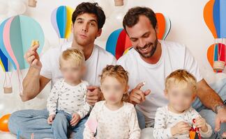 Mauricio Garza, actor de "40 y 20", enternece con fotos junto a sus trillizos y su novio 