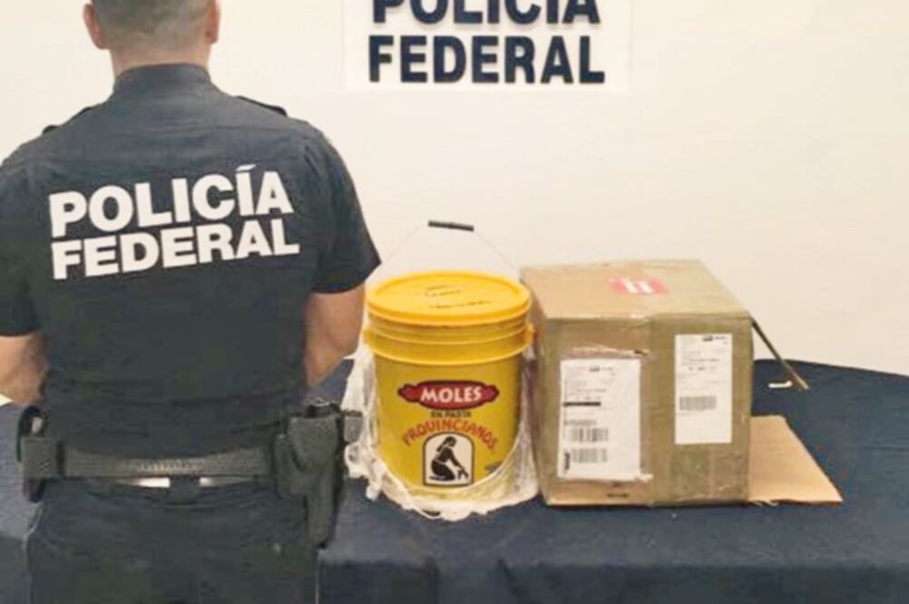 Las autoridades también han incautado cubetas con mole poblano, en las que se disolvió la droga (PF)