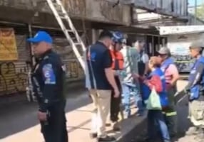 Alcaldía Cuauhtémoc retira marquesina en antiguo Cine Tlatelolco; era un peligro para transeúntes