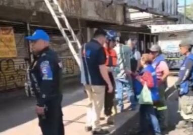 Alcaldía Cuauhtémoc retira marquesina en antiguo Cine Tlatelolco; era un peligro para transeúntes