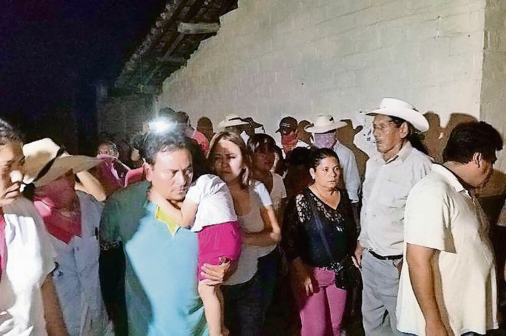 Reencuentro. Isauro de La Paz Duque fue recibido por sus familiares a metros de la comisaría de San Miguel Totolapan. (ESPECIAL)