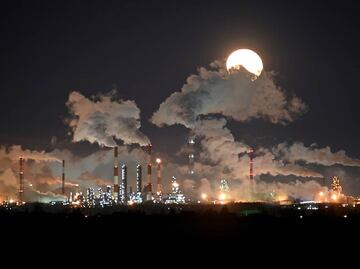 Precios del petróleo y gas en EU repuntan ante ola de frío; anticipan que “olas de frío del Ártico” afectarán al país