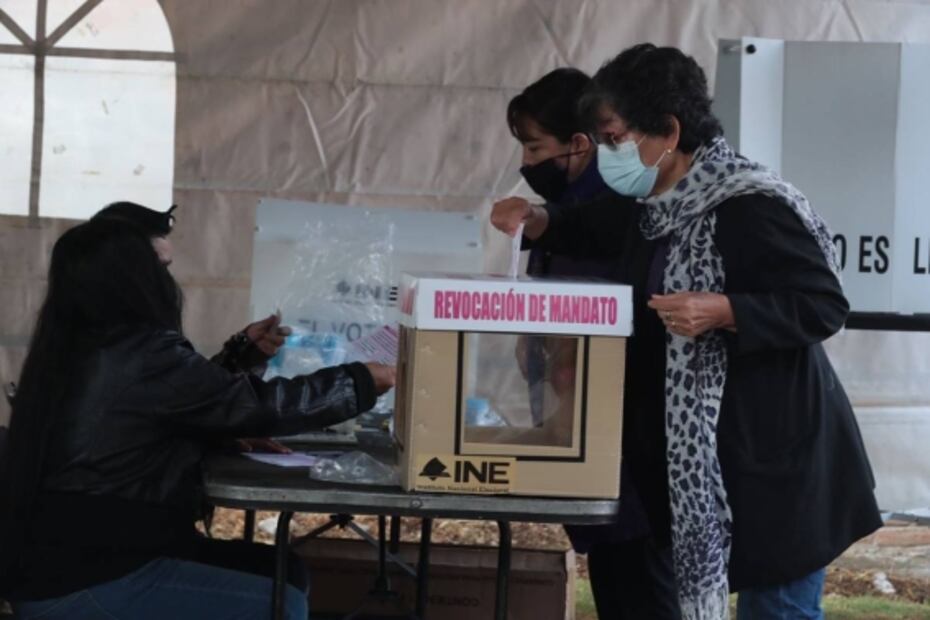 Vecinos de CDMX acuden a votar en la consulta de revocación de mandato
