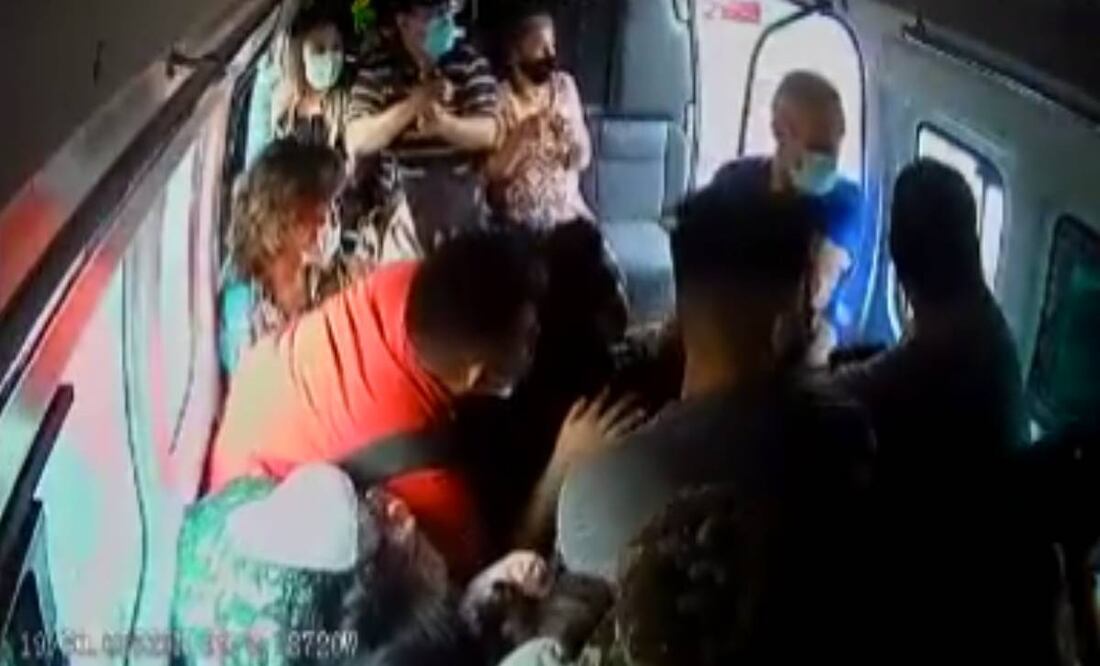 Autoridades de Tlalnepantla reconocieron la labor de los agentes que evitaron un asalto a pasajeros. Foto: Archivo EL UNIVERSAL