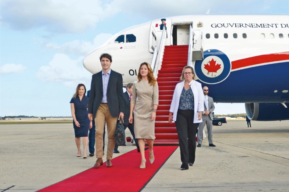 Justin Trudeau, primer ministro de Canadá, y su esposa Sophie Gregoire, llegaron ayer a Washington. El canadiense se reúne hoy con Donald Trump. (SEAN KILPATRICK. AP)