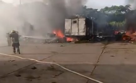 Se registra incendio en Complejo Petroquímico Pajaritos en Veracruz; fuego consume cajas secas, un tracto camión y un remolque
