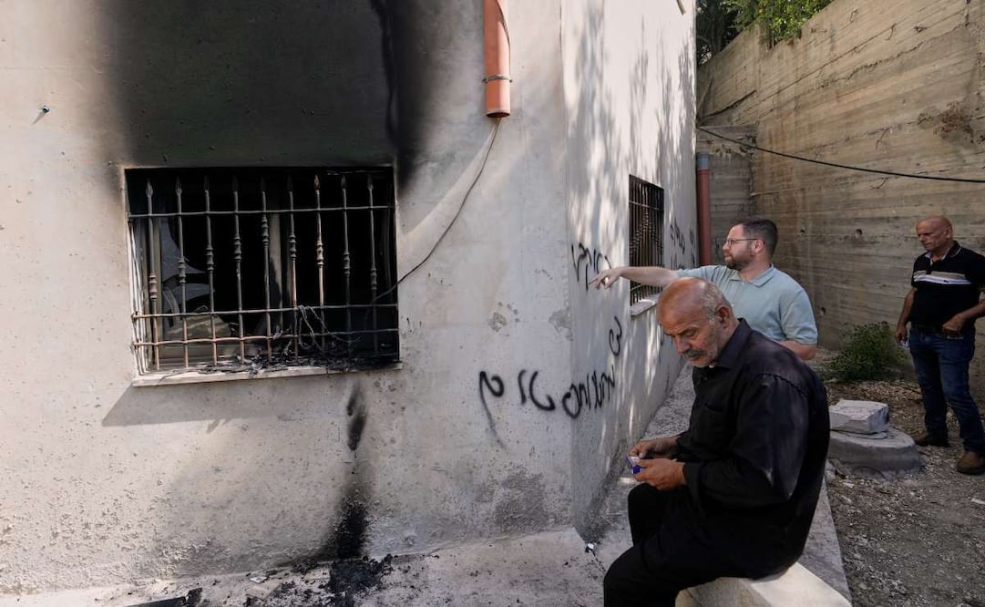 Varios palestinos revisan los daños a una mezquita que, según residentes, fue quemada durante un ataque perpetrado por colonos israelíes, en el poblado de Bazariya en Cisjordania, el 1 de septiembre de 2026 (AP Foto/Majdi Mohammed)