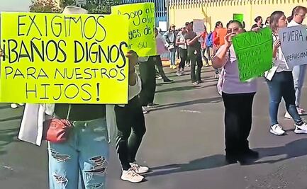 Protestan padres por pocos baños en escuela