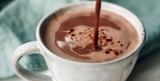 Prepara chocolate caliente con vino tinto y olvídate del frío