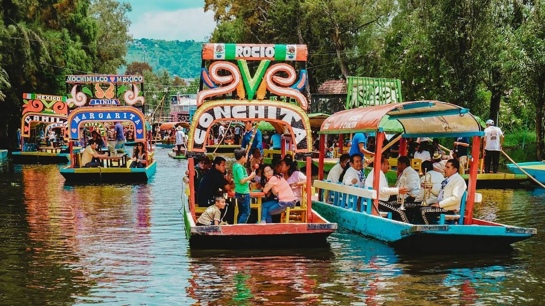 La música en vivo acompañará este paseo romántico por los canales de Xochimilco. Foto: Unsplash