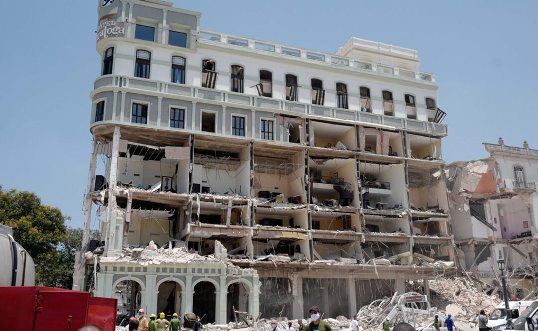 Ocho personas murieron y unas 40 resultaron heridas en una potente explosión que destruyó parcialmente un hotel de cinco estrellas. Foto: AFP