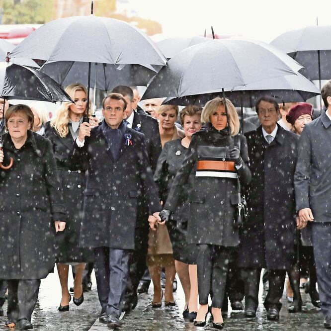La canciller alemana, Angela Merkel; el presidente francés, Emmanuel Macron y su esposa Brigitte Macron (centro), y el primer ministro de Canadá, Justin Trudeau, encabezan una caminata de mandatarios hacia el Arco del Triunfo. (AFP)