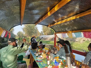 El tour de Día de Muertos en Xochimilco a bordo de una trajinera