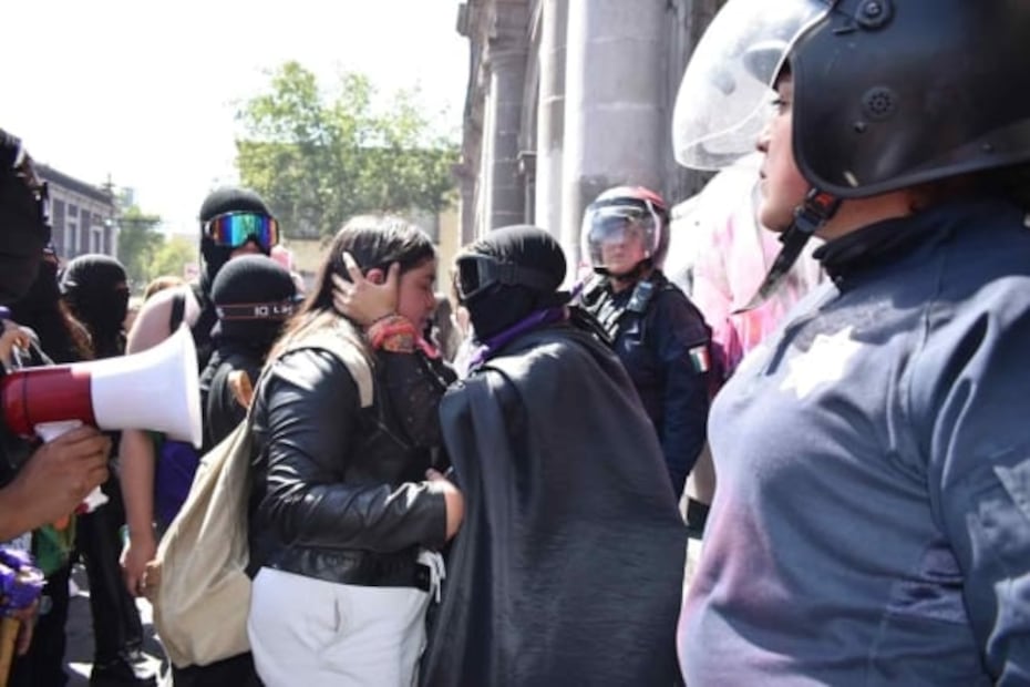 8M: Feministas retiran vallas del palacio de Gobierno del Edomex; se enfrentan a policías