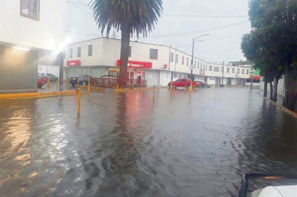 En Izcalli, Ecatepec, Tultitlán y Tlalnepantla padecieron inundaciones y encharcamientos. (JUAN MANUEL BARRERA. EL UNIVERSAL)