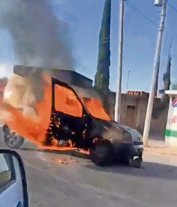 Vehículos fueron incendiados la tarde de este domingo en el municipio de Juventino Rosas, tras un enfrenamiento armado en Celaya, Guanajuato. Foto: Tomada de video