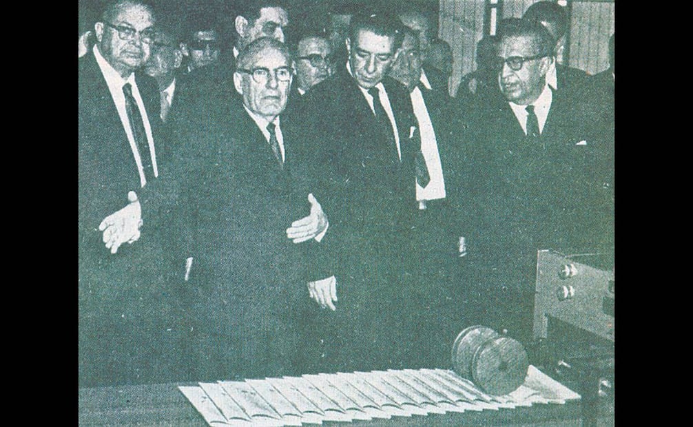 Martin Luis Guzmán, el presidente Adolfo Lopez Mateos y Jaime Torres Bodet ven salir los pliegos de los primeros libros. Foto: Archivo EL UNIVERSAL.