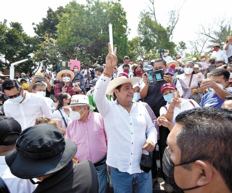 Félix Salgado Macedonio dijo que estaría en todos los pueblos de Guerrero acompañando al que sea abanderado para garantizar su triunfo. El partido anunció anoche que una mujer elegida mediante encuesta será la candidata. Foto: DASSAEV TÉLLEZ. EL UNIVERSAL