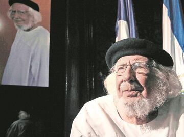 AMLO presume carta de felicitación del poeta Ernesto Cardenal