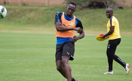 Usain Bolt firma con equipo de futbol