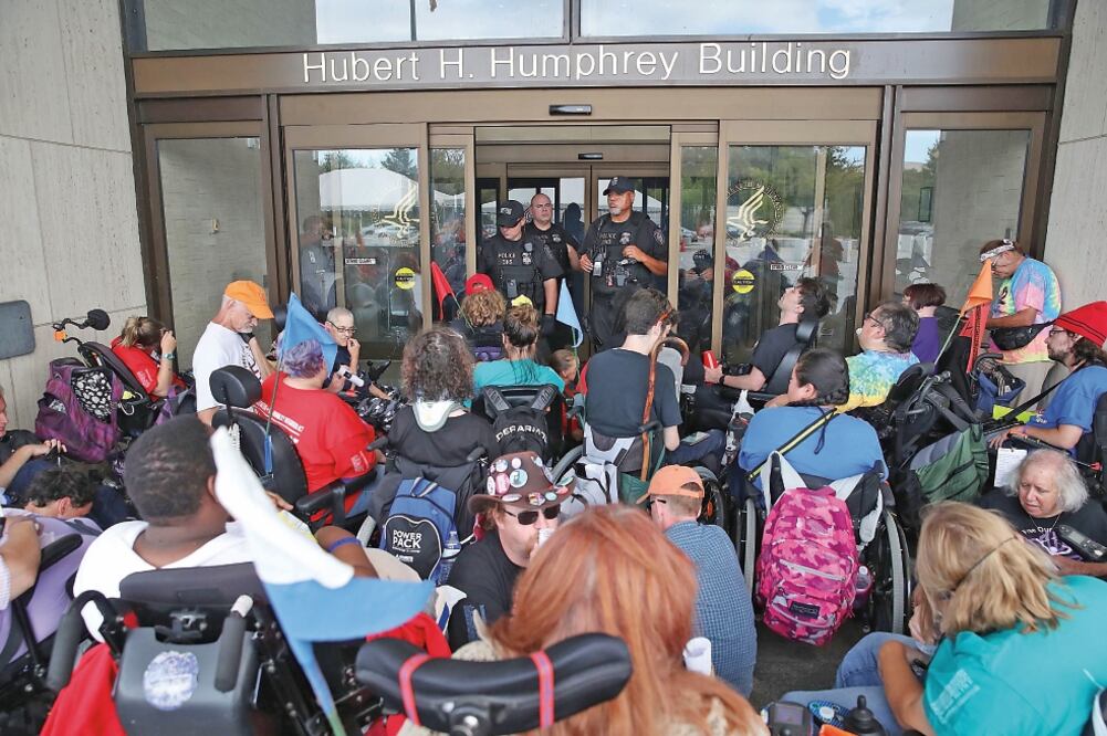 Manifestantes en silla de ruedas protestaron ayer en Washington contra el plan para desmantelar Obamacare (MARK WILSON. AFP)