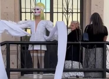 Católicas enfrentan a drag que hacía sesión de foto frente a iglesia en Sonora