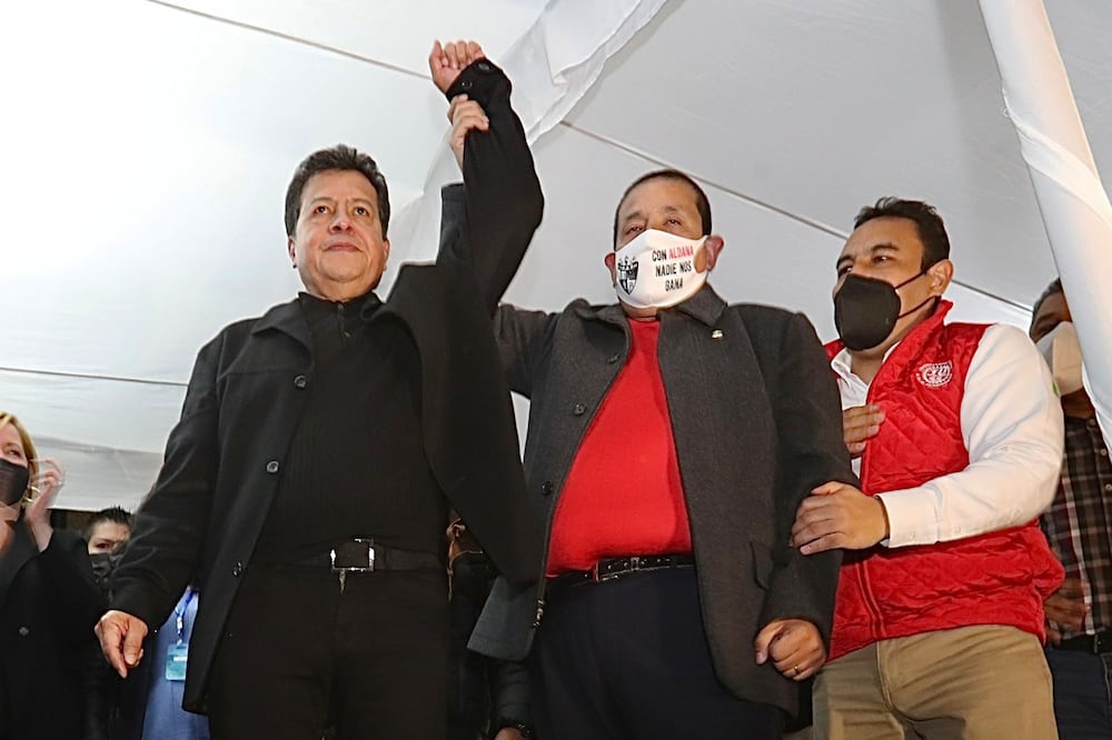 Ricardo Aldana en el festejo a las afueras del sindicato petrolero. Foto: Berenice Fregoso