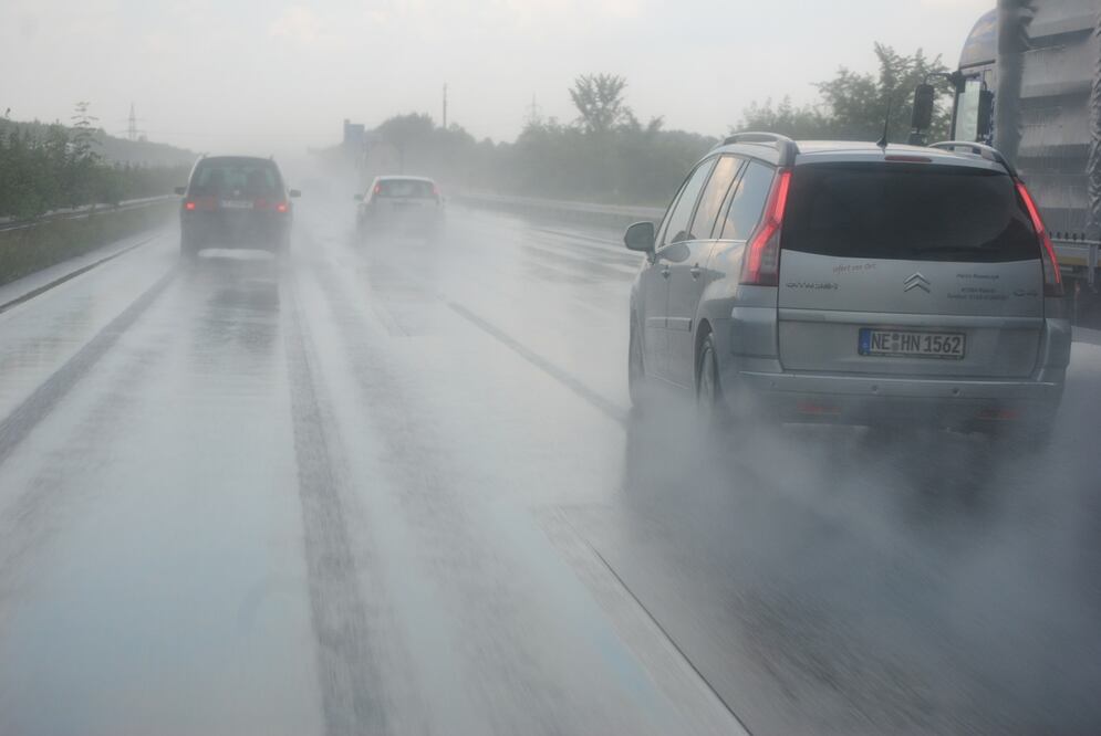 La lluvia genera daños internos  y externos en el carro. Crédito: Pixabay 