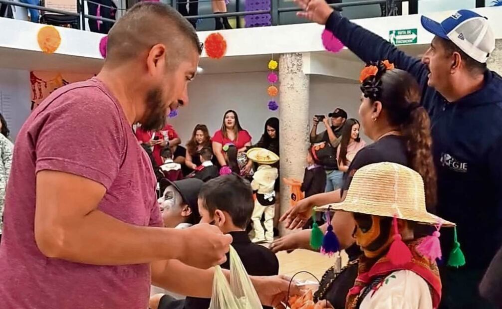La tradición de pedir dulces con un cántico ha pasado de generación en generación, aunque ahora también ya se enseña a los niños en preescolar. Foto: Especial