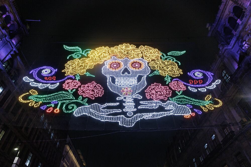 Iluminación en la Mega Ofrenda de la CDMX 2024. Foto: Yaretzy M. Osnaya EL UNIVERSAL