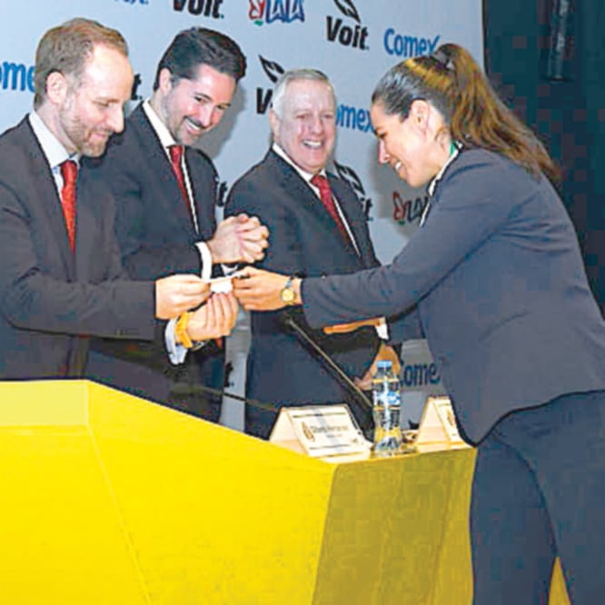 Gilberto Hernández, Yon de Luisa y Arturo Brizio, en la entrega de gafetes FIFA. FMF