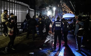 Personal de ERUM atiende a dos personas lesionadas por aplastamiento en la calle Lancaster en esquina con el Paseo de la Reforma. Foto: Gabriel Pano/ EL UNIVERSAL