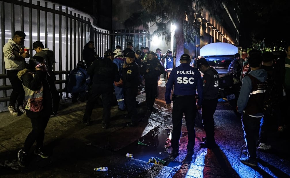 Personal de ERUM atiende a dos personas lesionadas por aplastamiento en la calle Lancaster en esquina con el Paseo de la Reforma. Foto: Gabriel Pano/ EL UNIVERSAL