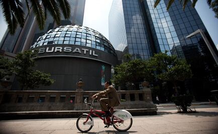 BMV retrocede 0.90%; el dólar cierra en $17.55