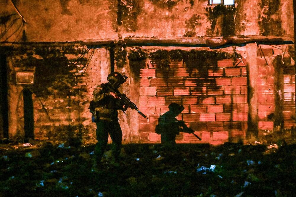 Un soldado colombiano patrulla el barrio R9 en Buenaventura, Valle del Cauca, Colombia, el 6 de julio de 2023. Foto: AFP