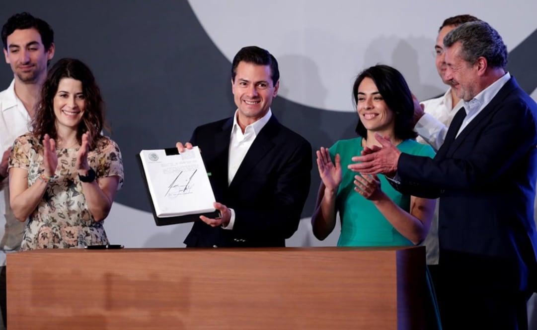 El presidente Enrique Peña Nieto, acompañado por autoridades estatales, financieras y banqueros, al inaugurar la 81 convención del gremio en Acapulco, Guerrero (IVÁN STEPHENS. EL UNIVERSAL)